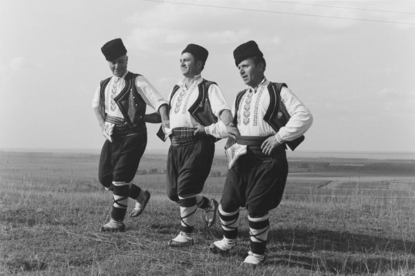 Трима танцьори от село Айдемир, Добруджа, България, 1979 г. СНИМКИ: МАРТИН КЕЙНИГ