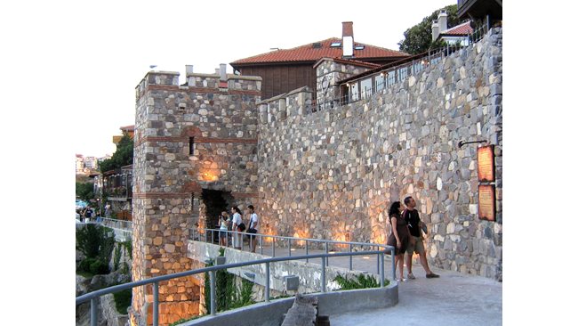 6 squares of the fortress wall in Sozopol in a private property and they will be removed (Obzor)