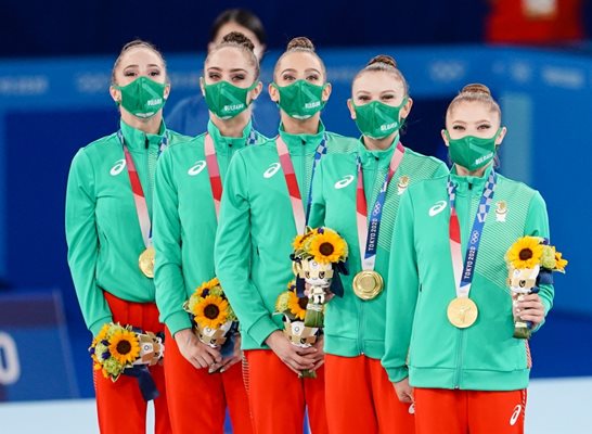 Историческите олимпийски златни медали за българската художествена гимнастика вече са при заслужилите ги диаманти от българския ансамбъл. СНИМКА: ЛЮБОМИР АСЕНОВ, LAP.BG