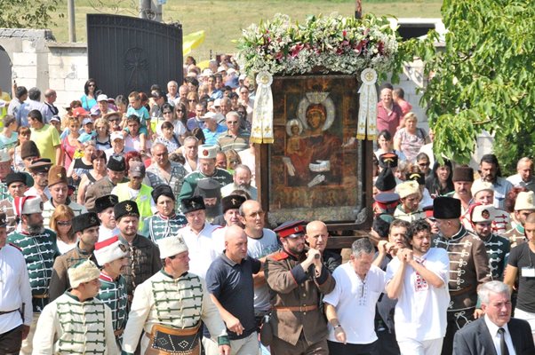 Хиляди богомолци участват в шествието по пренасянето на чудотворната икона от Троянския манастир до параклиса в местността Могилата.