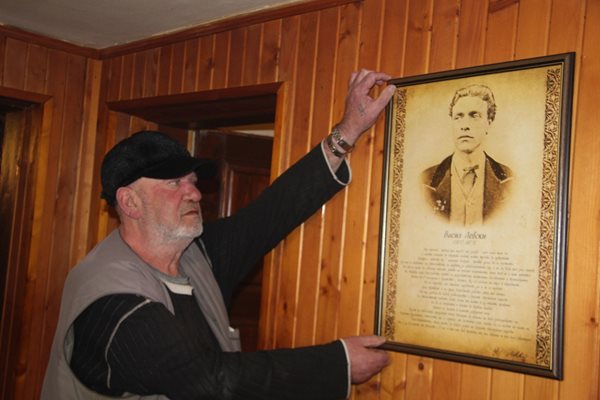 На видно място в дома си в село Богомилово, Старозагорско, големият музикант е окачил портрет на Васил Левски.
Снимка: Личен архив
