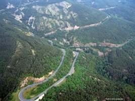 Тунел, свързващ Троян и Кърнаре, ще отвори най-краткия път от областите Плевен и Ловеч до Южна България.

СНИМКА: 24 ЧАСА