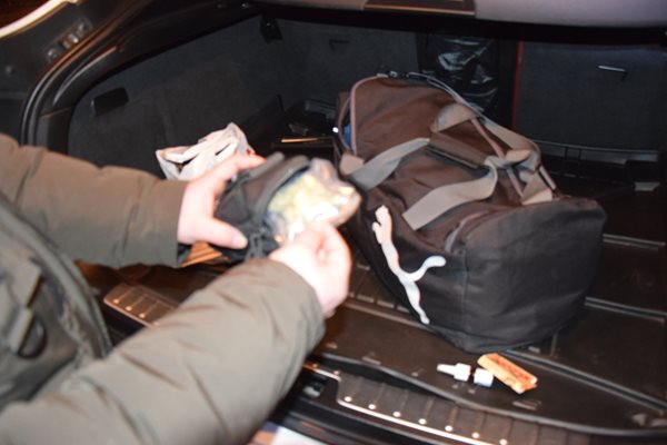 Намерената дрога в колата на полицая от Кюстендил. СНИМКИ: ОДМВР-Кюстендил