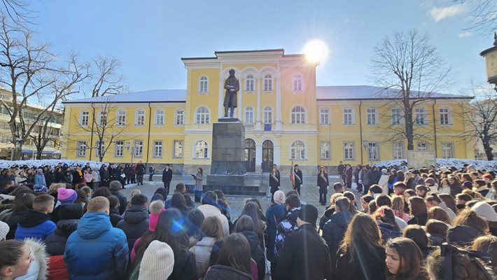 Национална Априловска гимназия в Габрово отбеляза 189 години от създаването си