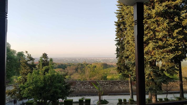 От двора на манастира "Свети Георги" се разкрива гледка към Пловдив.