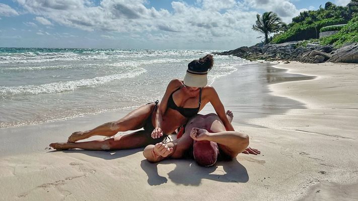 Биляна Йотовска прави "любовна йога" в Мексико