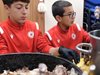 Деца от школата на ЦСКА се включиха в приготвяне на храна за хора в нужда