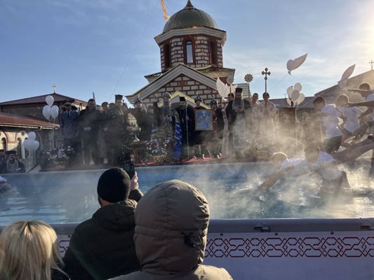 Ритуалът с кръста беше повторен в басейн с топла вода в двора на църквата