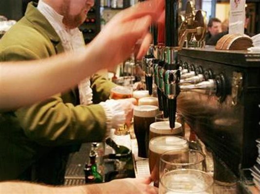 Англия реже баровете, ще намалява пияниците
