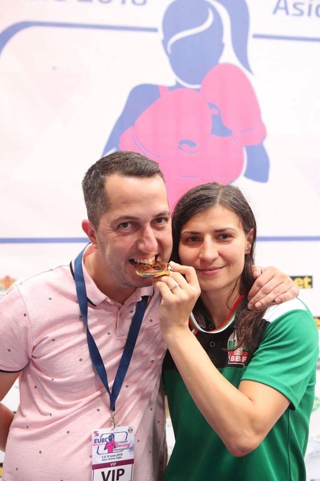 Борил Кръстев й предлага сватба докато тя получава златния медал в София на европейското първенство. 