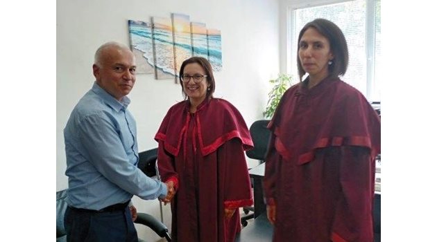 Районният прокурор на Кърджали Стоян Моневски поздрави новите прокурори Росица Ангелова /в средата/ и Марияна Качарова.