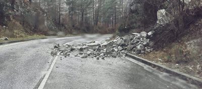 Едно от срутищата по пътя Мадан-Смолян. Падналите скали вече са отстранени.
Снимка: Фейсбук