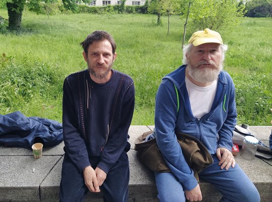 Боян Граховски (вляво) с още един привърженик на Галя Тонева дойдоха в Психодиспансера да я подкрипят.