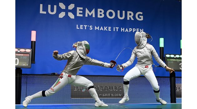 Българската сабльорка прави точка по време на победния си марш на олимпийската квалификация в Люксембург.