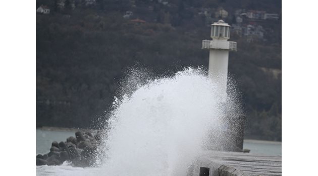 Морето край Варна се развълнува, огромни вълни прехвърлят вълнолома 
Снимка: Орлин Цанев