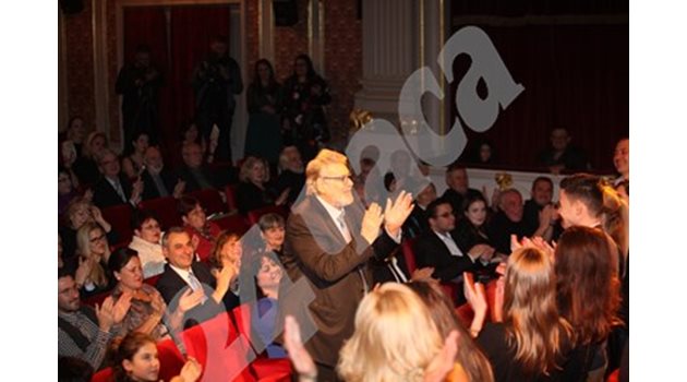 Мастера ръкопляска на своите студенти, а те на него от сцената на Народния театър.
