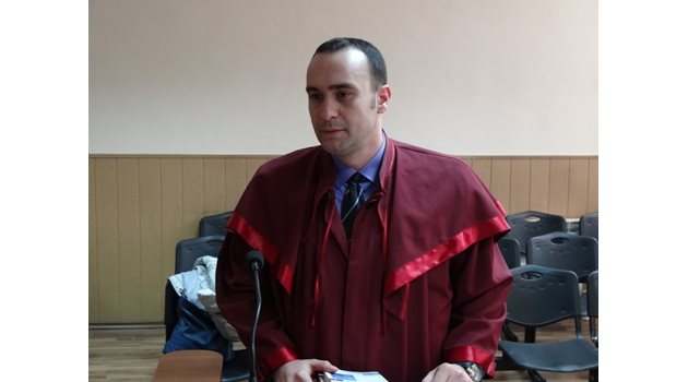 Прокурор Димитър Беличев е учуден от квалификациите на защитата по негов адрес в съдебната зала.