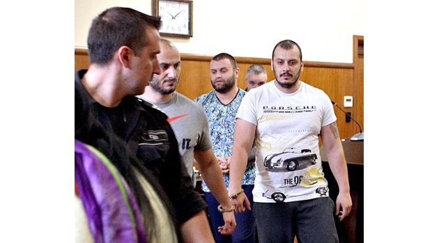 Тандемът Мечков - Биберов (от ляво на дясно с белезниците) при едно от делата в спецсъда.  СНИМКИ: ЕЛЕНА ФОТЕВА