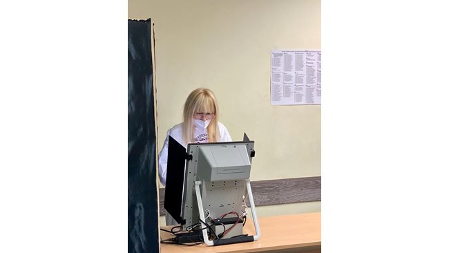 Lily Ivanova votes (Photos) – 24chasa.bg