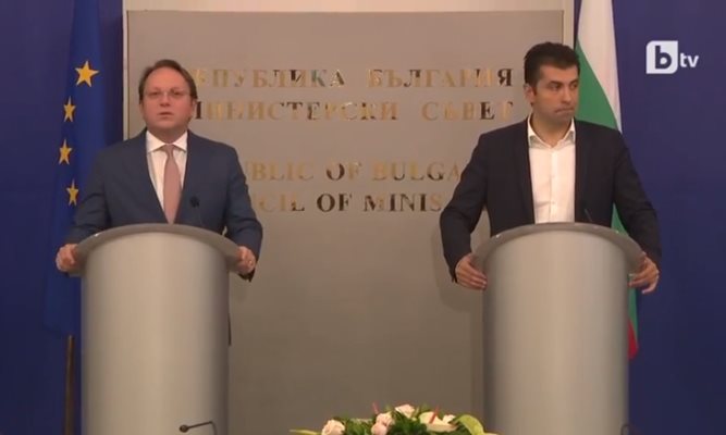 В Министерския съвет се провежда брифинг след срещата на министър-председателя Кирил Петков с европейския комисар по съседство и разширяване Оливер Вархеи.
