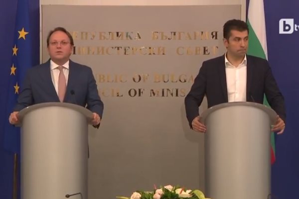 В Министерския съвет се провежда брифинг след срещата на министър-председателя Кирил Петков с европейския комисар по съседство и разширяване Оливер Вархеи.