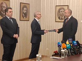 Асен Василев и акад. Николай Денков върнаха празна папка на президента Румен Радев