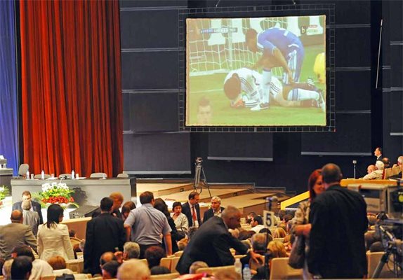 Феновете на "Челси" и "Байерн" бяха поравно сред делегатите, които изгледаха финала на Шампионската лига на огромните видеостени в залата.