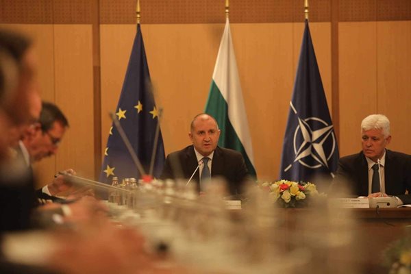 Радев и секретарят му по сигурност Димитър Стоянов откриха кръгла маса за възможностите за модернизация на армията. СНИМКА: НИКОЛАЙ ЛИТОВ