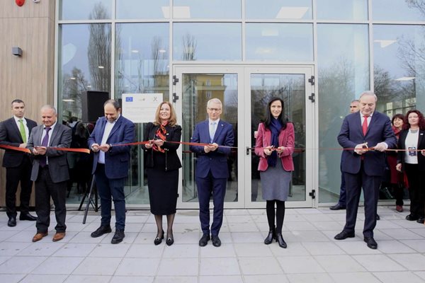 Премиерът Николай Денков и вицепремиерът Мария Габриел откриват високотехнологичната нова сграда на GATE.