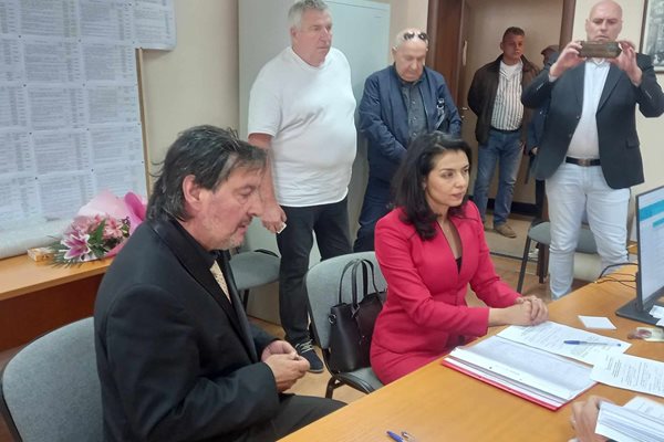 Ваня Григорова и Атанас Кръстев регистрират листата на "Солидарна България".