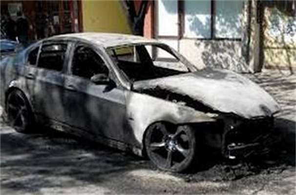 Изоставена любовница подпали колата на автоинструктор