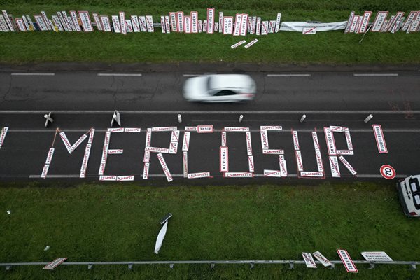 Вече близо две седмици френски фермери протестират пред Европарламента, а преди дни около сто трактора блокираха магистрала в близост до тунела под Ламанша. 
СНИМКА: РОЙТЕРС