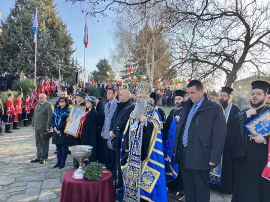 "И тази година в благодатта на великия празник Богоявление се събрахме представители на почти всички институции в нашата държава", заяви Митрополит Николай.