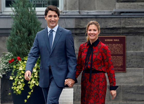 Съпругата на канадския премиер Джъстин Трюдо даде положителна проба за коронавируса. От канцеларията на премиера съобщиха, че Софи Трюдо се чувства добре и ще остане в изолация. Джъстин Трюдо е в добро здраве и няма симптоми, но като предпазна мярка също ще бъде под карантина 14 дни.
