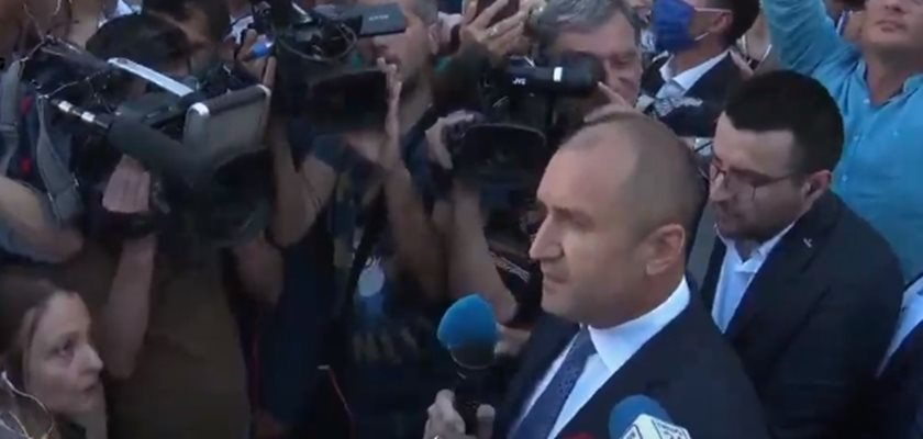 Румен Радев говори пред протестиращите пред президентството