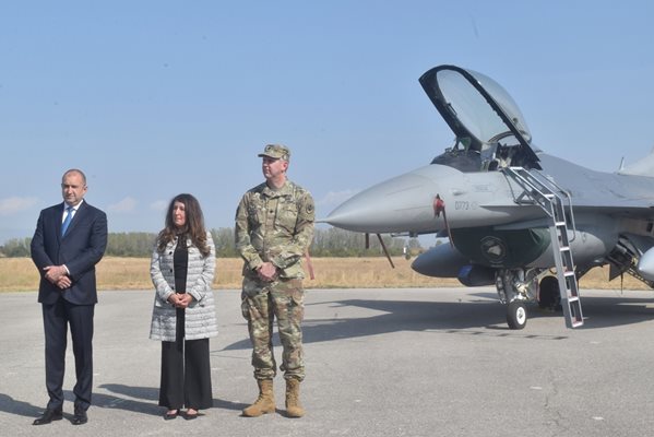 Президентът Румен Радев и посланик Херо Мустафа наблюдаваха заедно учението. Американските “пепелянки” F-16 от базата в Авиано, Италия, ще останат до края на октомври за съвместни патрули в нашето небе.
