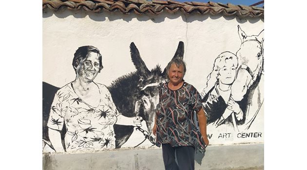 Стефана Господинова пред изрисувания си дувар с магарето Тодорка и Брижит Бардо, където на 11 август 2020 г. се е разразила схватката.