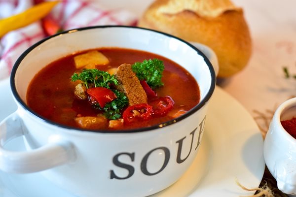 Не затопляйте много супата - парещите храни изгарят гърлото отвътре и се появяват отоци. СНИМКА: ПИКСАБЕЙ