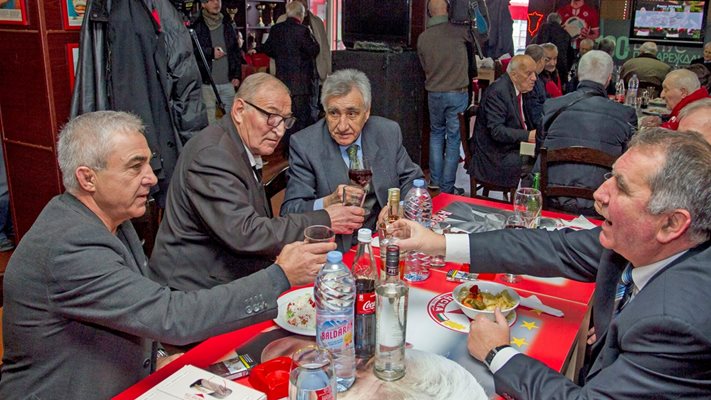 Димитър Пенев и славни ветерани празнуват. Стратега обича по-силни напитки