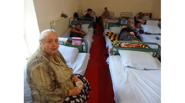 Леглата в манастира са резервирани още преди месец и няма нито едно свободно място. В стаите са събрани по 16 души.