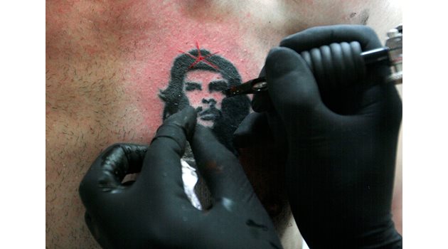ИСТЕРИЯ: Фен си татуира образа на Че Гевара.
