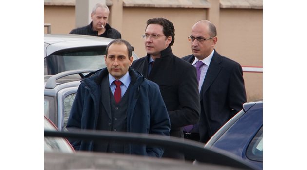 Христо Ангеличин, Даниел Митов и адвокат Христо Ботев крачат към спецсъда.