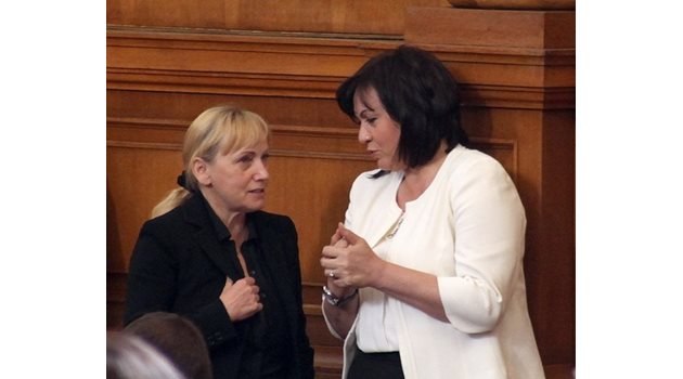 Корнелия Нинова и Елена Йончева обсъждат следващите ходове на БСП в пленарната зала.