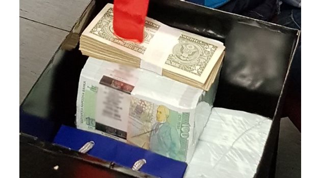 Част от иззетите пари по време на акцията на ГДБОП и прокуратурата на 17 и 18 декември.  СНИМКА: МВР