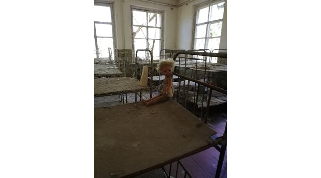Изоставена кукла и руини в детската градина в Копачи.