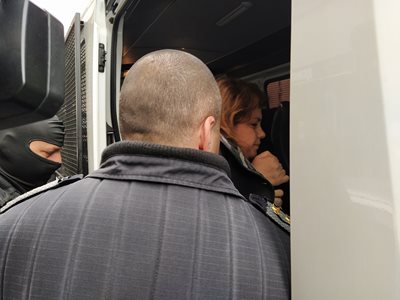 Цветелина Кънева бе качена в полицейски микробус СНИМКА: Анелия Перчева