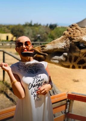 Мира в целувка с жираф