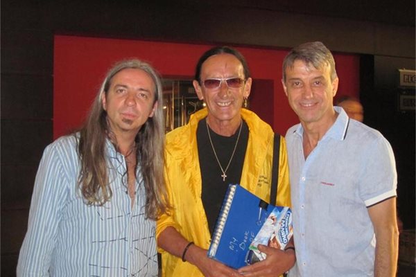 Тази снимка от личния архив е запечатал разговор на доктора с българския китарист Жоро Мархолев и Кен Хенсли от “Юрая Хийп”. 

