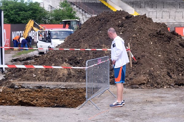 Изкопът за единия от четирите пилона на стадион “Локомотив” вече напредва.

СНИМКИ: ВЕЛИСЛАВ НИКОЛОВ