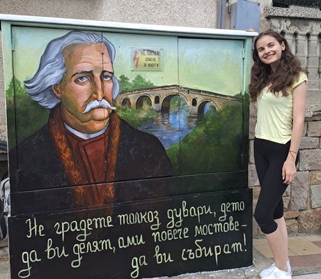 Млада художничка изрисува елтабло в Дряново
с образа на Колю Фичето